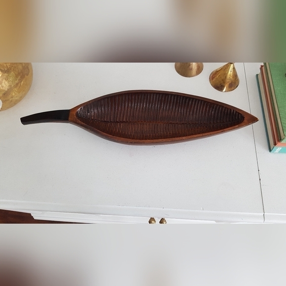 2000s Large Hand-Carved Monkey Pod Wood Leaf Bowl - Picture 8 of 8